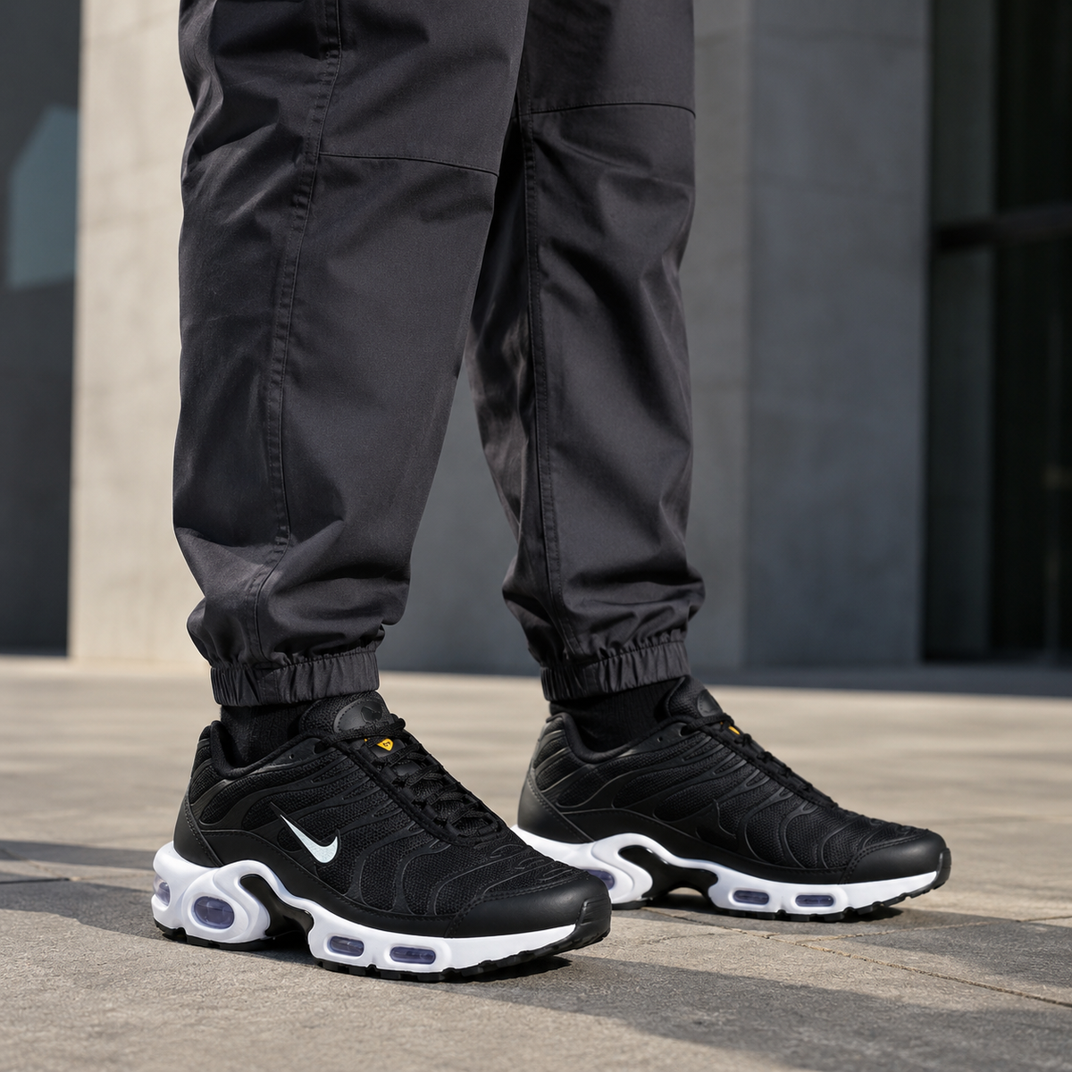 NIKE AIR MAX TN PRETO BRANCO ALTA