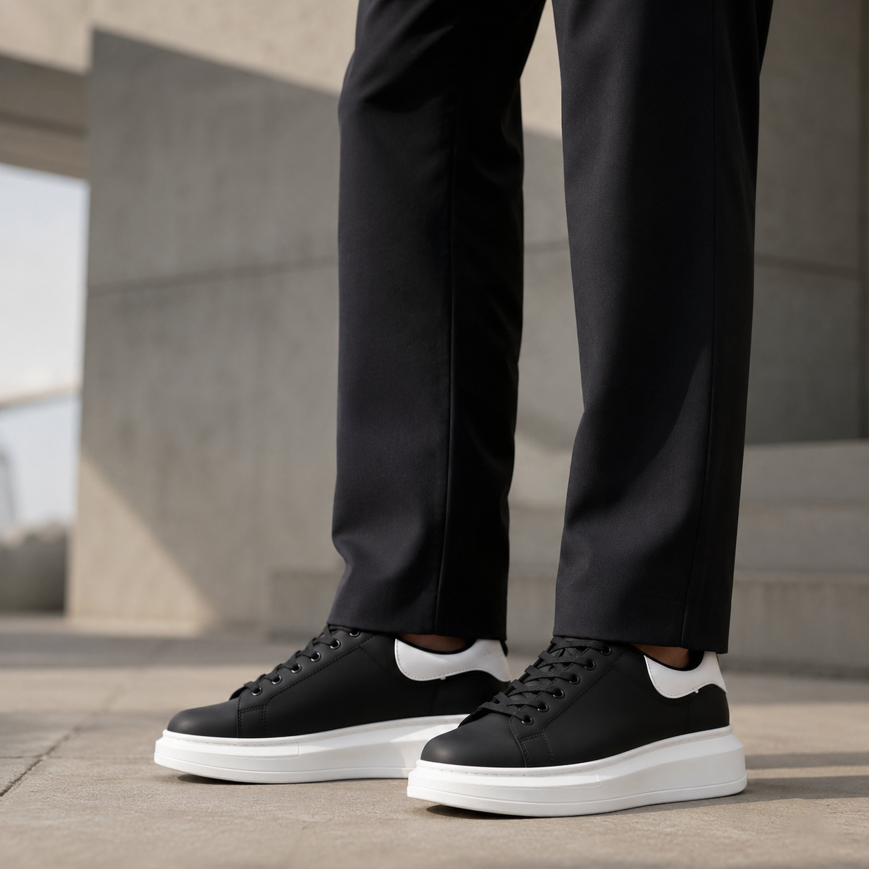 ALEXANDER MCQUEEN PRETO BRANCO ALTA
