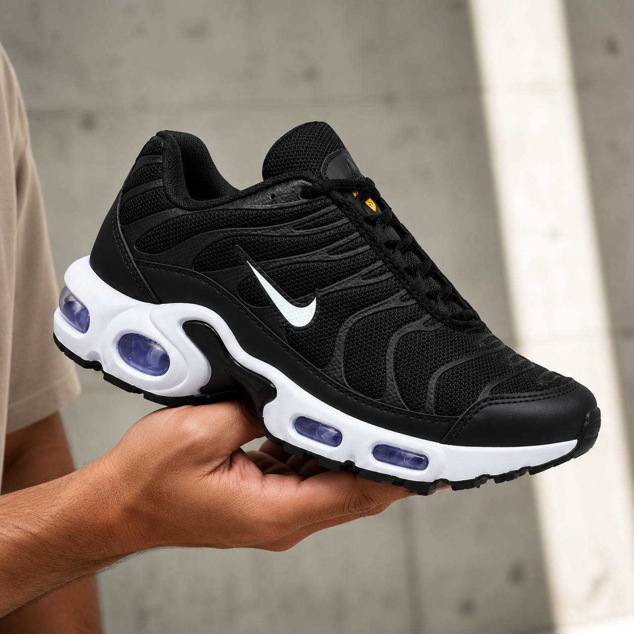 NIKE AIR MAX TN PRETO BRANCO ALTA