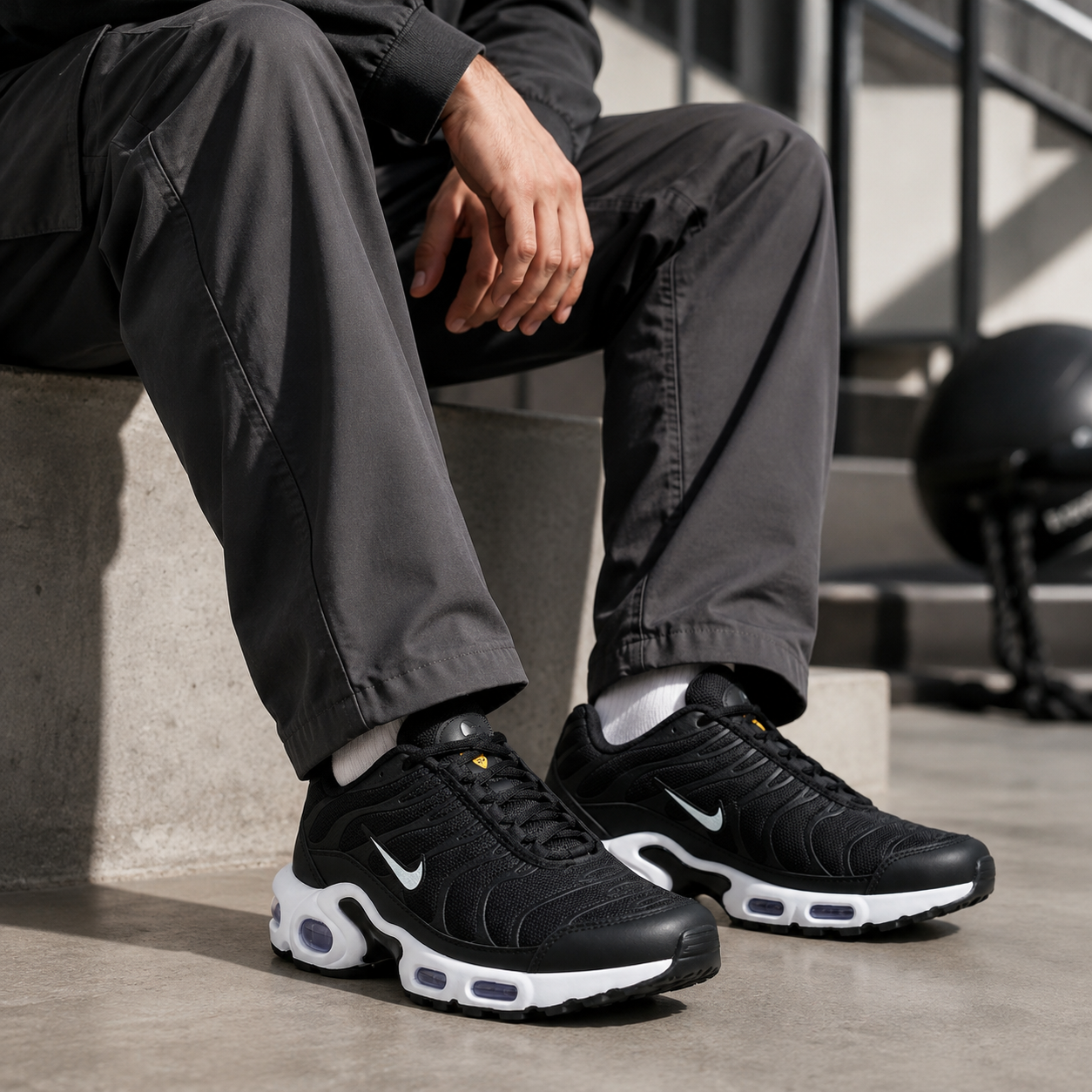 NIKE AIR MAX TN PRETO BRANCO ALTA