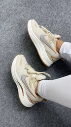 Nike RUNNING EST BEGE/DOURADO