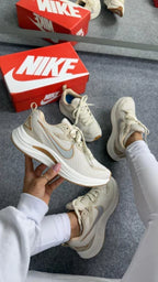 Nike RUNNING EST BEGE/DOURADO